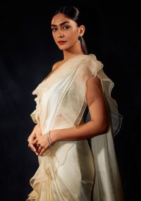 mrunal thakur 8